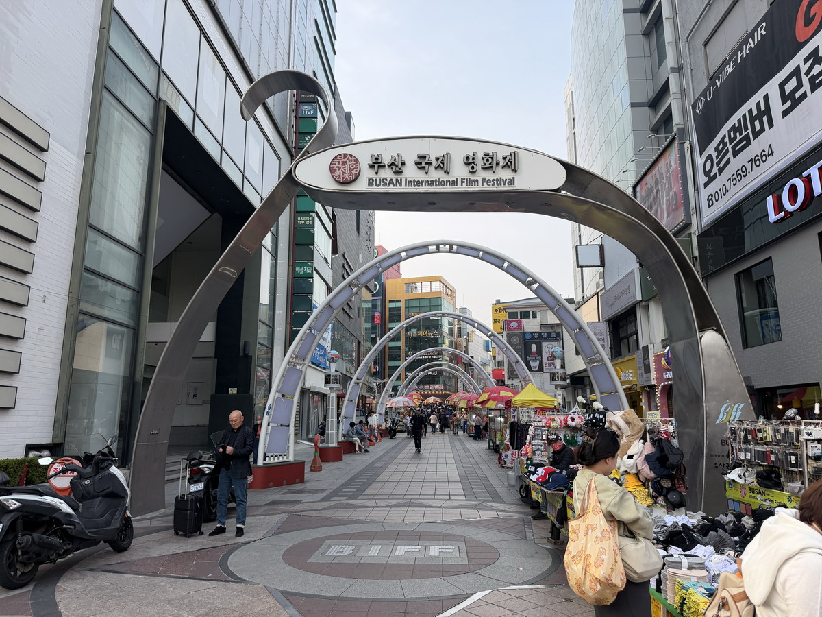 【韓國釜山旅遊】釜山國際影展明星手印星光大道 BIFF 2026:釜山南浦洞鬧區裡的追星族朝聖地,國際眾星雲集,還有夜市和糖餅可以吃 【韓國釜山旅遊】釜山國際影展明星手印星光大道 BIFF 2026:釜山南浦洞鬧區裡的追星族朝聖地,國際眾星雲集,還有夜市和糖餅可以吃