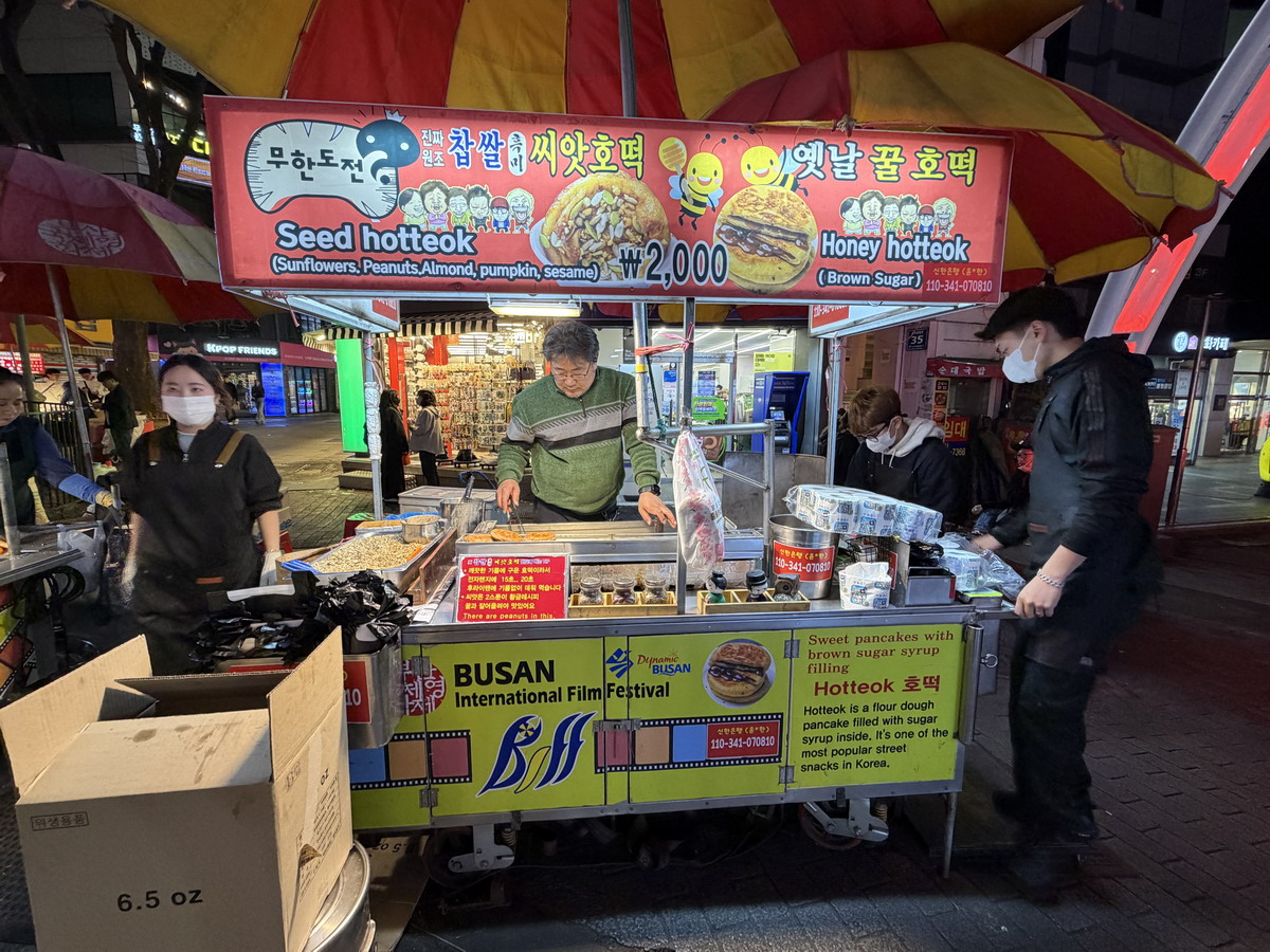 【韓國釜山旅遊】釜山國際影展明星手印星光大道 BIFF 2026:釜山南浦洞鬧區裡的追星族朝聖地,國際眾星雲集,還有夜市和糖餅可以吃 【韓國釜山旅遊】釜山國際影展明星手印星光大道 BIFF 2026:釜山南浦洞鬧區裡的追星族朝聖地,國際眾星雲集,還有夜市和糖餅可以吃