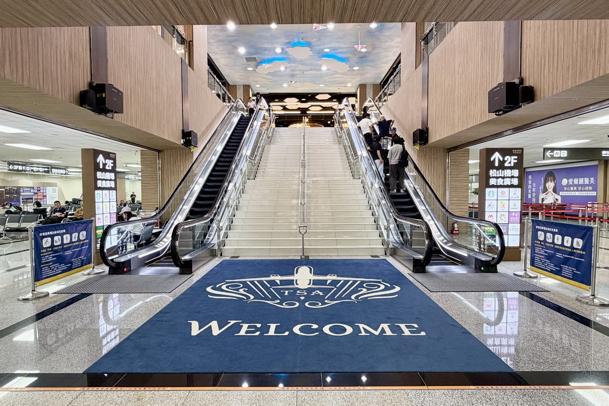 【台北松山機場站美食】極之好味港式燒臘飯館松山機場店 The best way 2026：粵菜名廚進駐松山機場國內線美食街，港式餐點美味又平價，還有聊天不限時的私房聚餐秘密基地 7346