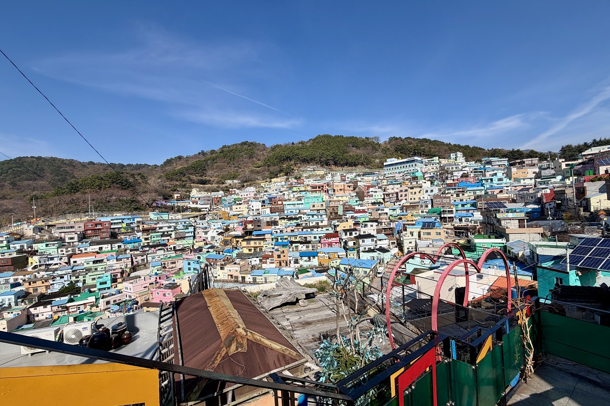 網站近期文章：【韓國釜山旅遊】甘川洞文化村 2026：在彩色屋山城與小王子相遇！難民聚落成功轉型觀光勝地，童話世界美照拍不完，釜山必遊熱門景點 7348