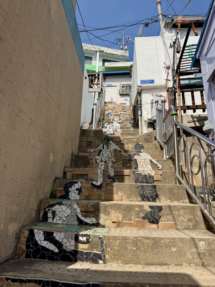 【韓國釜山旅遊】甘川洞文化村 2026：在彩色屋山城與小王子相遇！難民聚落成功轉型觀光勝地，童話世界美照拍不完，釜山必遊熱門景點 7348