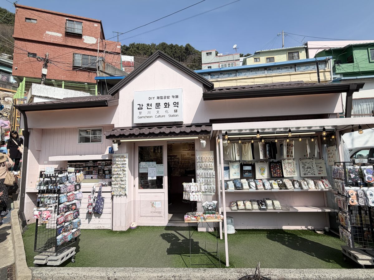 【韓國釜山旅遊】甘川洞文化村 2026：在彩色屋山城與小王子相遇！難民聚落成功轉型觀光勝地，童話世界美照拍不完，釜山必遊熱門景點 7348