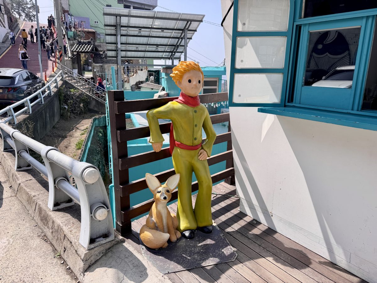 【韓國釜山旅遊】甘川洞文化村 2026：在彩色屋山城與小王子相遇！難民聚落成功轉型觀光勝地，童話世界美照拍不完，釜山必遊熱門景點 7348