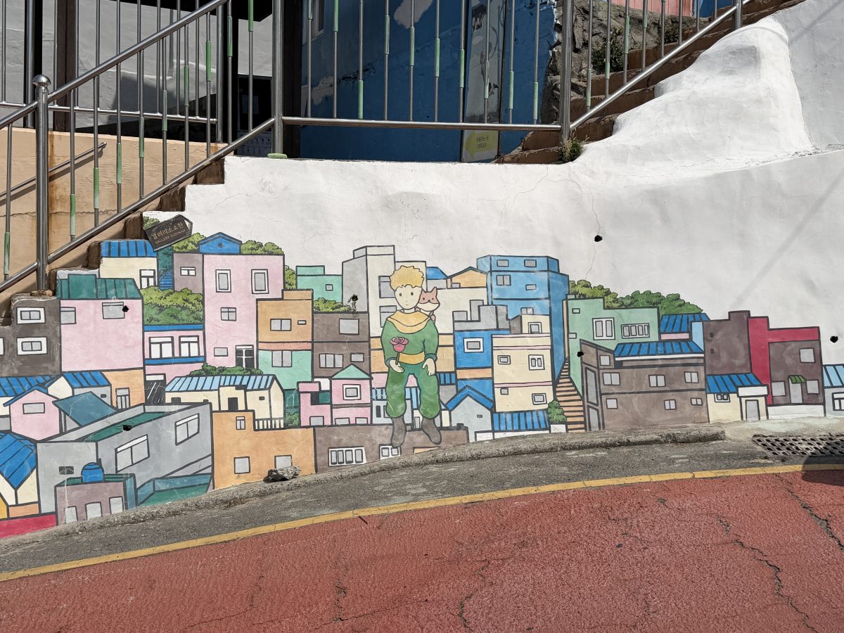 【韓國釜山旅遊】甘川洞文化村 2026：在彩色屋山城與小王子相遇！難民聚落成功轉型觀光勝地，童話世界美照拍不完，釜山必遊熱門景點 7348