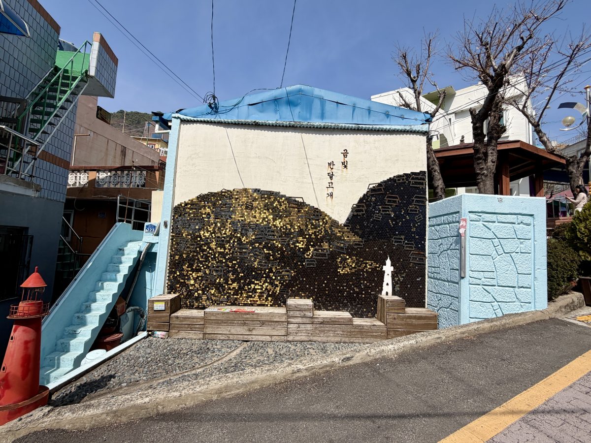 【韓國釜山旅遊】甘川洞文化村 2026：在彩色屋山城與小王子相遇！難民聚落成功轉型觀光勝地，童話世界美照拍不完，釜山必遊熱門景點 7348