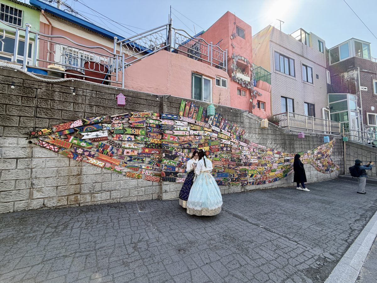 【韓國釜山旅遊】甘川洞文化村 2026：在彩色屋山城與小王子相遇！難民聚落成功轉型觀光勝地，童話世界美照拍不完，釜山必遊熱門景點 7348
