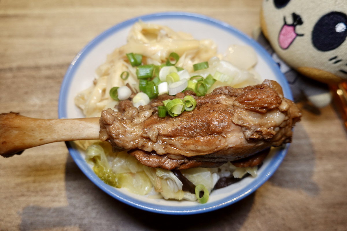 【台北善導寺站美食】忠青商行 2026：懷舊文青風格眷村菜加台菜，用餐時間要排隊，蝦仁飯、爛肉飯和炸排骨都是招牌 7361