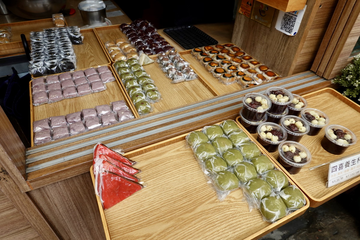 【台北南京復興站美食】黑麻糬 2026：低調的中式手工點心小舖，各式麻糬、草莓大福都很受歡迎，常常賣完提前關店，遼寧街夜市熱門店  7370