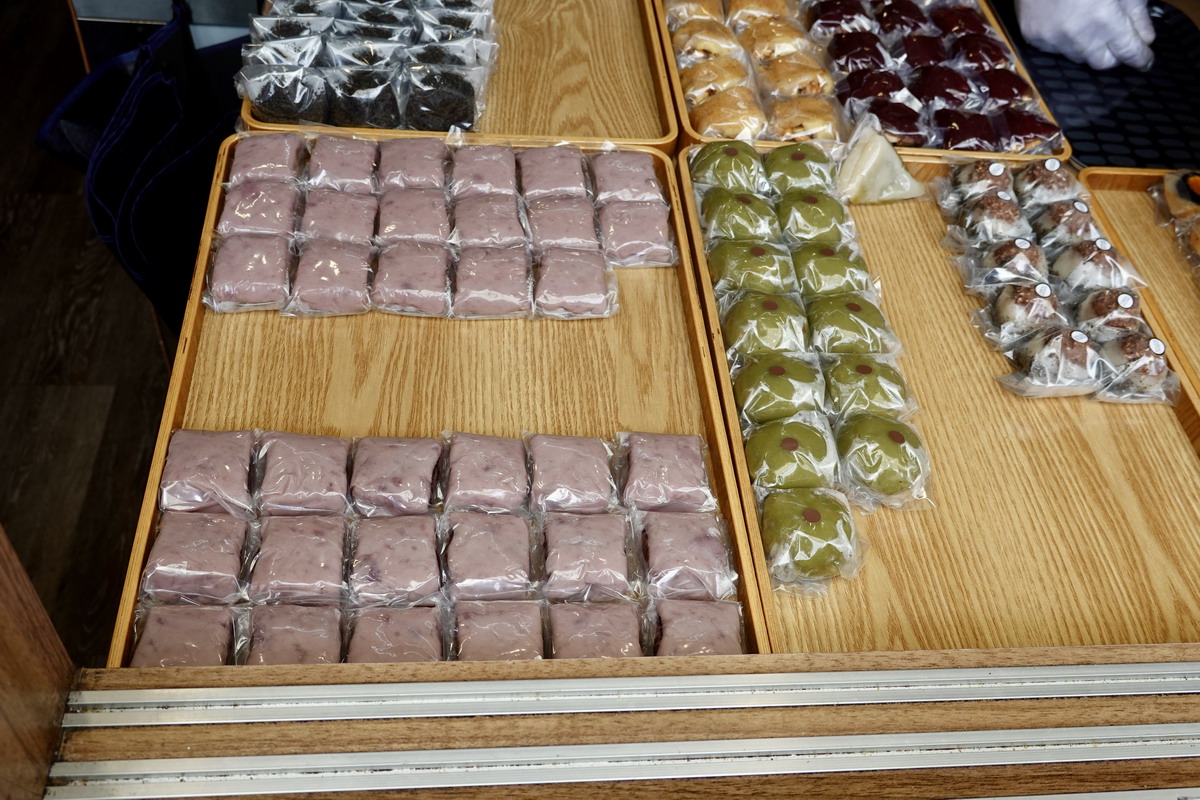 【台北南京復興站美食】黑麻糬 2026：低調的中式手工點心小舖，各式麻糬、草莓大福都很受歡迎，常常賣完提前關店，遼寧街夜市熱門店  7370