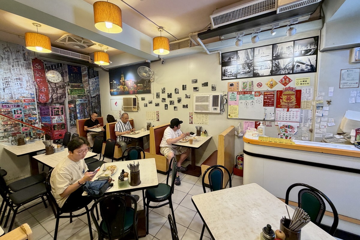 【台北大安站美食】強記港式小館 2026：一秒到香港，很有香港風情的燒臘粥粉麵小舖，鳳城水餃太特別 7373