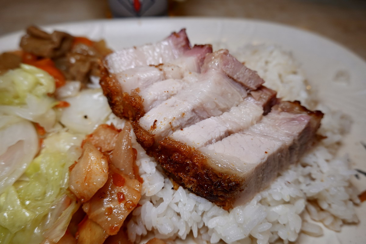 【台北大安站美食】強記港式小館 2026：一秒到香港，很有香港風情的燒臘粥粉麵小舖，鳳城水餃太特別 7373