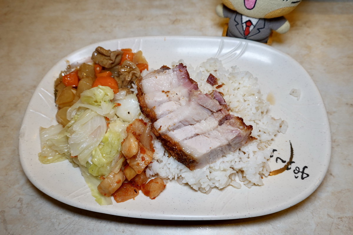 【台北大安站美食】強記港式小館 2026：一秒到香港，很有香港風情的燒臘粥粉麵小舖，鳳城水餃太特別 7373