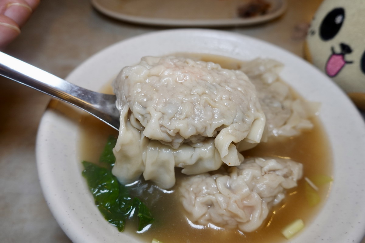 【台北大安站美食】強記港式小館 2026：一秒到香港，很有香港風情的燒臘粥粉麵小舖，鳳城水餃太特別 7373