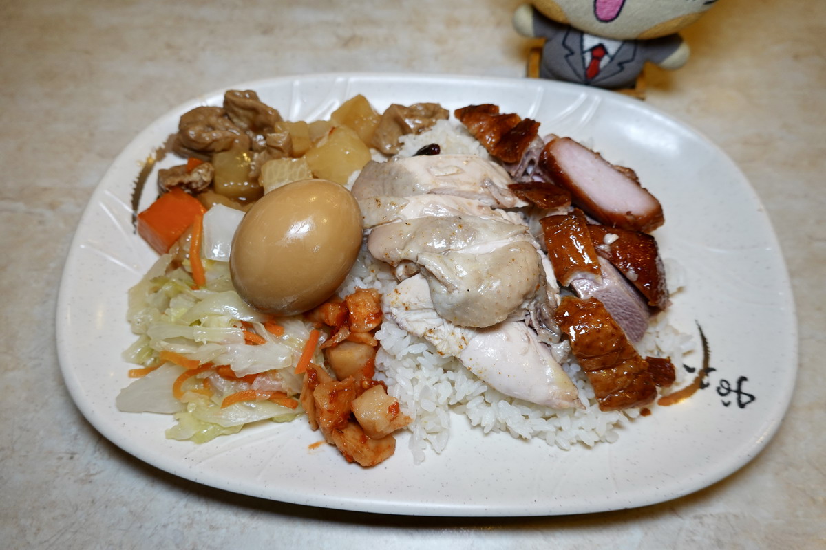 【台北大安站美食】強記港式小館 2026：一秒到香港，很有香港風情的燒臘粥粉麵小舖，鳳城水餃太特別 7373