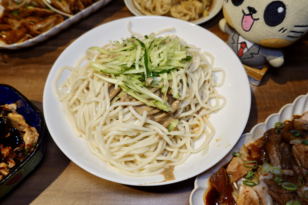 【台北中山國中站美食】閏似月．金香 2026：新開幕！被涼麵耽誤的豬腳開分店啦，豬腳、大腸、滷肉飯、涼麵都是名物，台灣味吃起來 7377