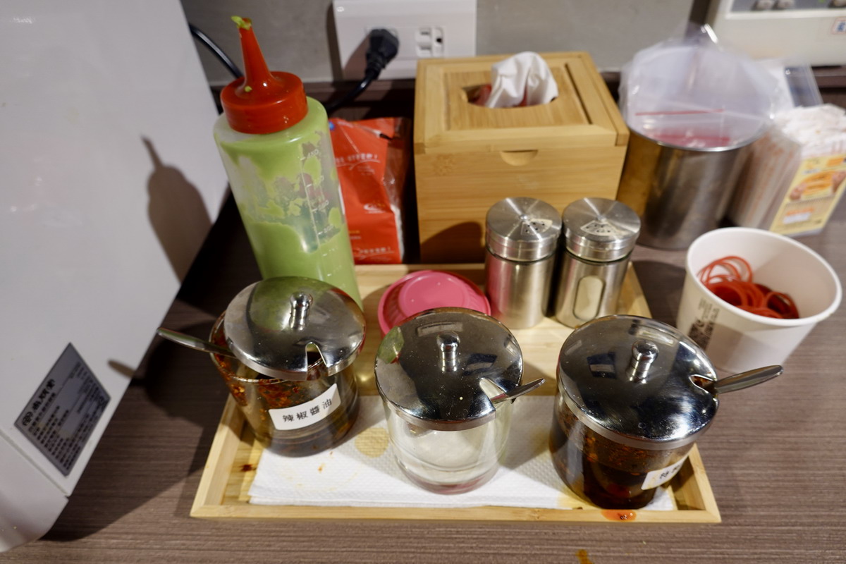 【台北中山國中站美食】閏似月．金香 2026：新開幕！被涼麵耽誤的豬腳開分店啦，豬腳、大腸、滷肉飯、涼麵都是名物，台灣味吃起來 7377