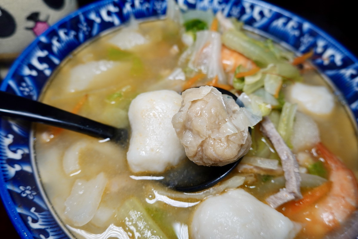 【台北龍山寺站美食】雙葉海鮮魚麵 2026：萬華艋舺小吃臥虎藏龍，不起眼的小店居然有手工魚麵、肉燕和福州丸，便宜大碗份量十足，還可以買回家自己煮 7378