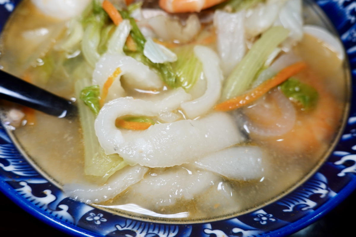 【台北龍山寺站美食】雙葉海鮮魚麵 2026：萬華艋舺小吃臥虎藏龍，不起眼的小店居然有手工魚麵、肉燕和福州丸，便宜大碗份量十足，還可以買回家自己煮 7378