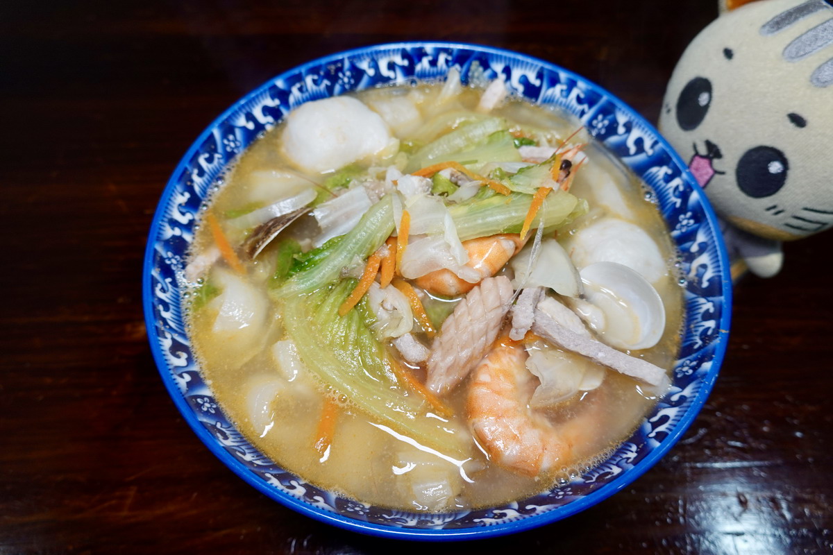 【台北龍山寺站美食】雙葉海鮮魚麵 2026：萬華艋舺小吃臥虎藏龍，不起眼的小店居然有手工魚麵、肉燕和福州丸，便宜大碗份量十足，還可以買回家自己煮 7378