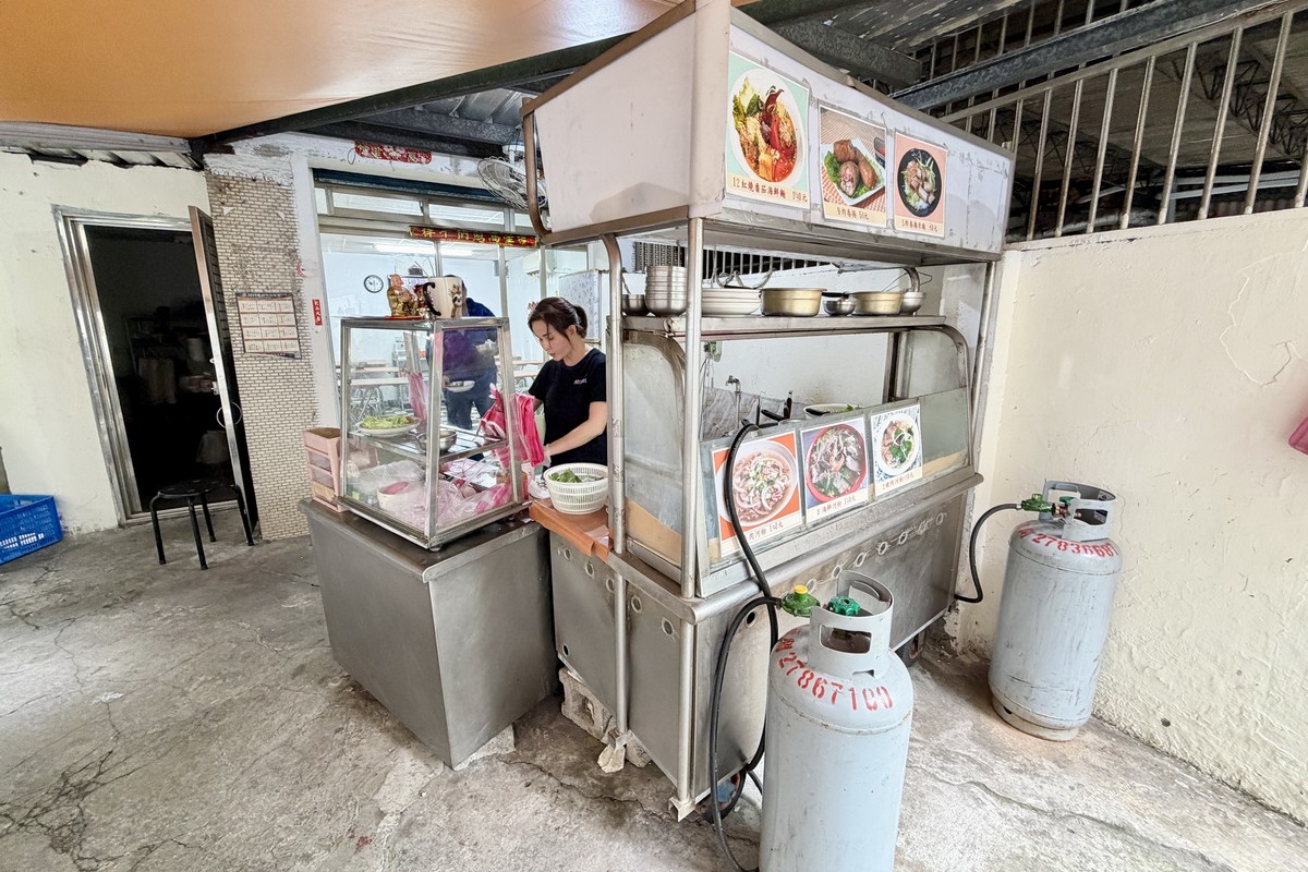 【台北南京復興站美食】忠孝越南河粉 2026：市中心超隱密小店！藏在小巷的小巷裡，是附近上班族才知道的秘密基地，只營業平日中午3小時，大碗越南河粉經濟實惠 7381