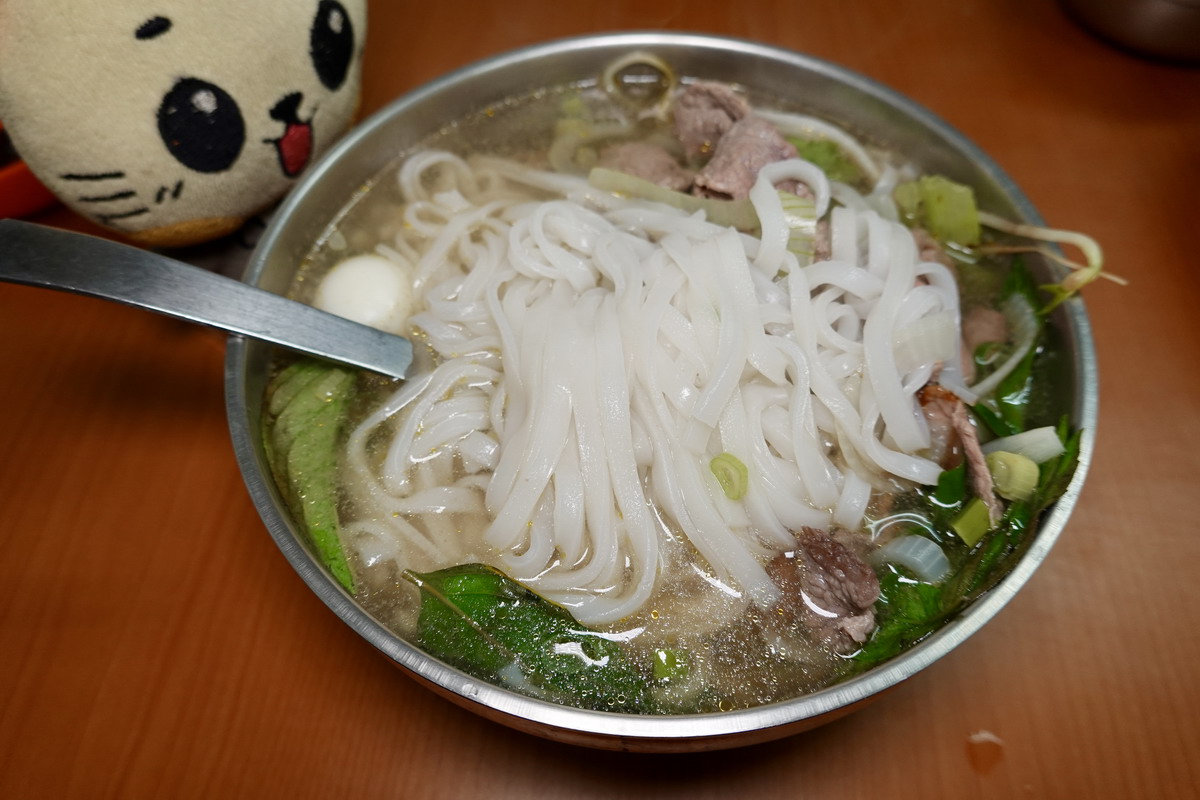 【台北南京復興站美食】忠孝越南河粉 2026：市中心超隱密小店！藏在小巷的小巷裡，是附近上班族才知道的秘密基地，只營業平日中午3小時，大碗越南河粉經濟實惠 7381