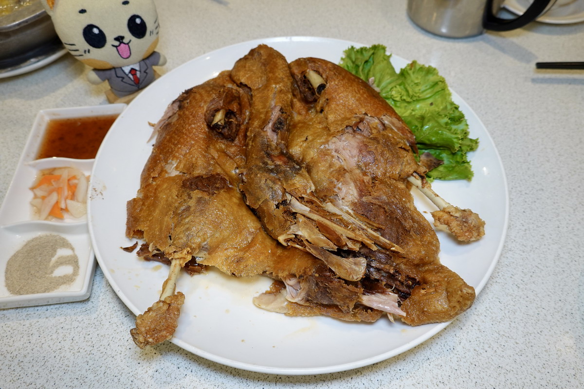 【台北六張犁站美食】陸品川浙名菜 2026：笑著付帳的餐廳！超便宜經濟實惠合菜餐廳，保有老菜與老味道，適合帶長輩聚餐，香酥鴨是代表菜 7384