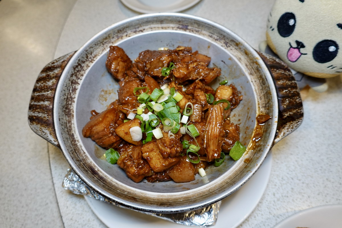 【台北六張犁站美食】陸品川浙名菜 2026：笑著付帳的餐廳！超便宜經濟實惠合菜餐廳，保有老菜與老味道，適合帶長輩聚餐，香酥鴨是代表菜 7384