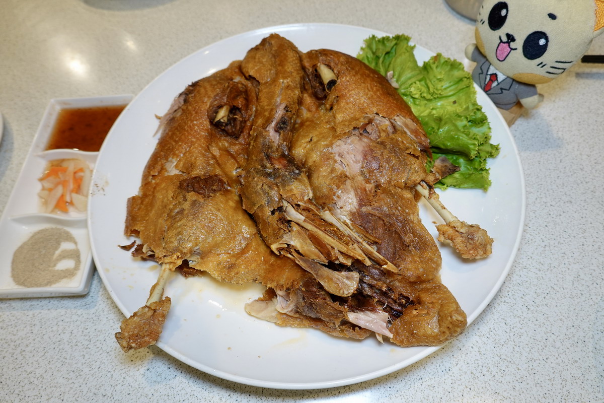 【台北六張犁站美食】陸品川浙名菜 2026：笑著付帳的餐廳！超便宜經濟實惠合菜餐廳，保有老菜與老味道，適合帶長輩聚餐，香酥鴨是代表菜 7384 @貓大爺