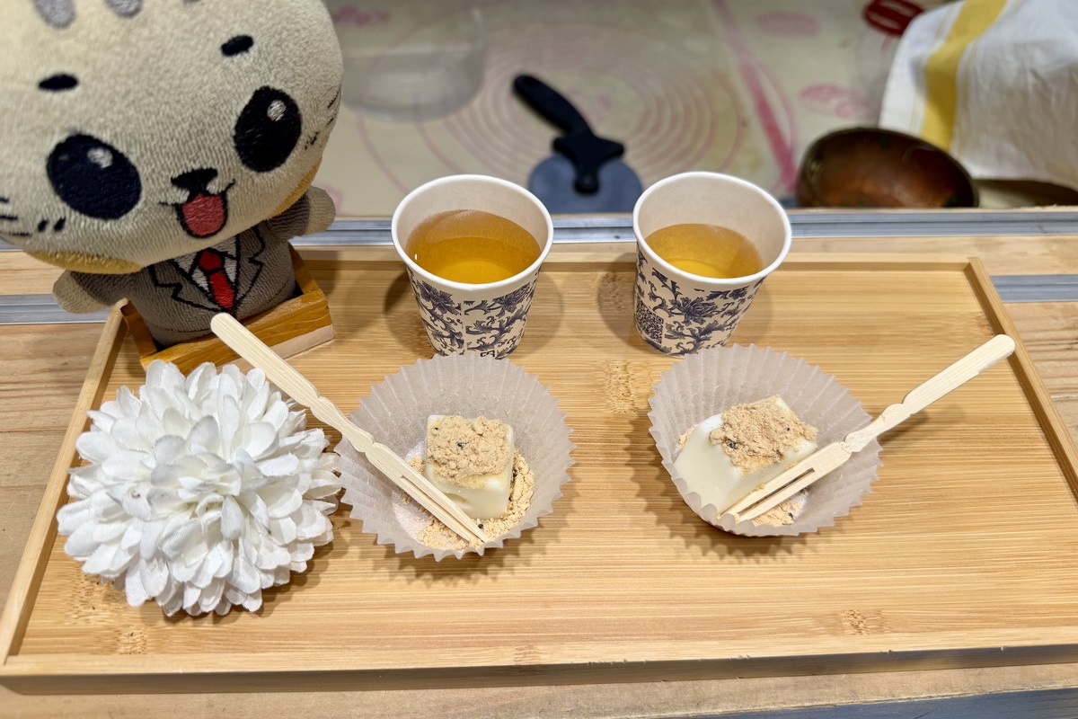 【台北松山機場站美食】韮仰韮菜盒專賣店 2026：韮菜盒也可以這麼文青！小巷內隱藏版外帶小店，乾烙韮菜盒皮薄餡多、清香不油膩 7387