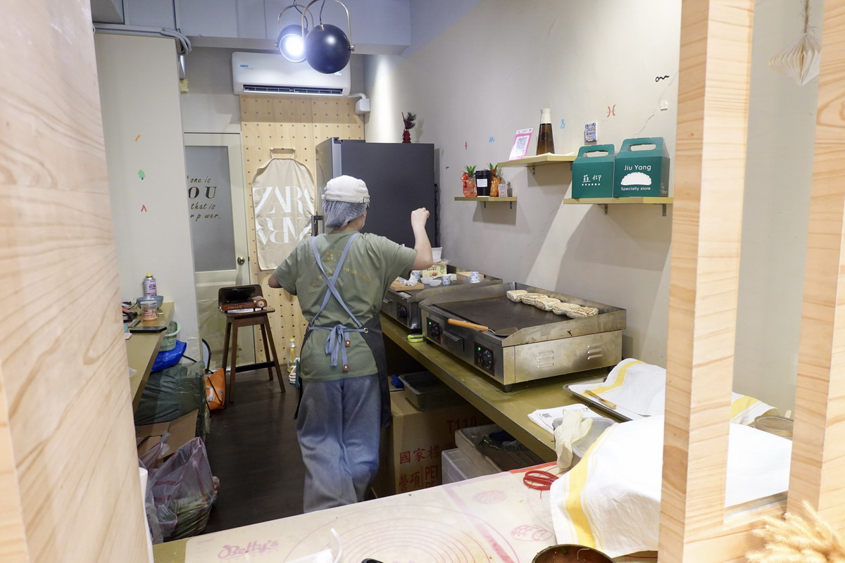 【台北松山機場站美食】韮仰韮菜盒專賣店 2026：韮菜盒也可以這麼文青！小巷內隱藏版外帶小店，乾烙韮菜盒皮薄餡多、清香不油膩 7387