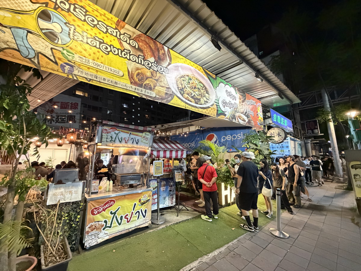 【台北劍潭站美食】哈哈囉55泰式船麵米粉湯 2026：一秒到泰國！年輕人大排長龍，充滿泰式風情的小吃店，液態豬血吃起來 7389