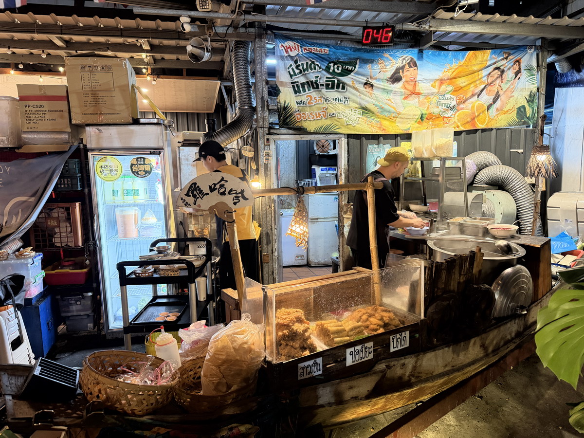 【台北劍潭站美食】哈哈囉55泰式船麵米粉湯 2026：一秒到泰國！年輕人大排長龍，充滿泰式風情的小吃店，液態豬血吃起來 7389