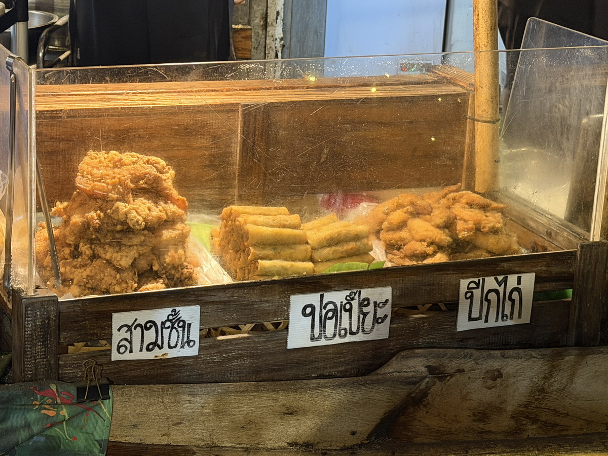 【台北劍潭站美食】哈哈囉55泰式船麵米粉湯 2026：一秒到泰國！年輕人大排長龍，充滿泰式風情的小吃店，液態豬血吃起來 7389
