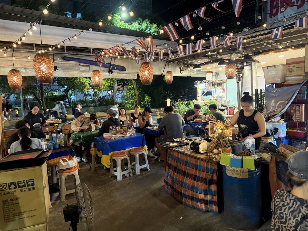 【台北劍潭站美食】哈哈囉55泰式船麵米粉湯 2026：一秒到泰國！年輕人大排長龍，充滿泰式風情的小吃店，液態豬血吃起來 7389