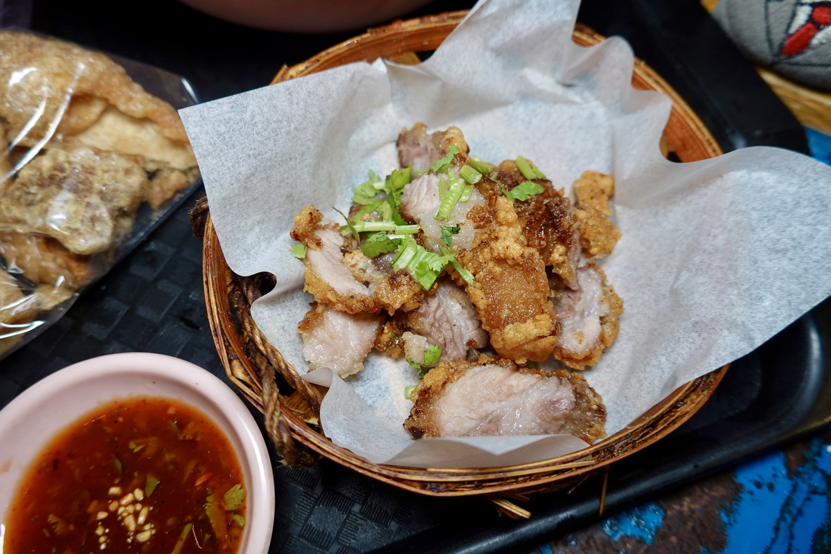 【台北劍潭站美食】哈哈囉55泰式船麵米粉湯 2026：一秒到泰國！年輕人大排長龍，充滿泰式風情的小吃店，液態豬血吃起來 7389