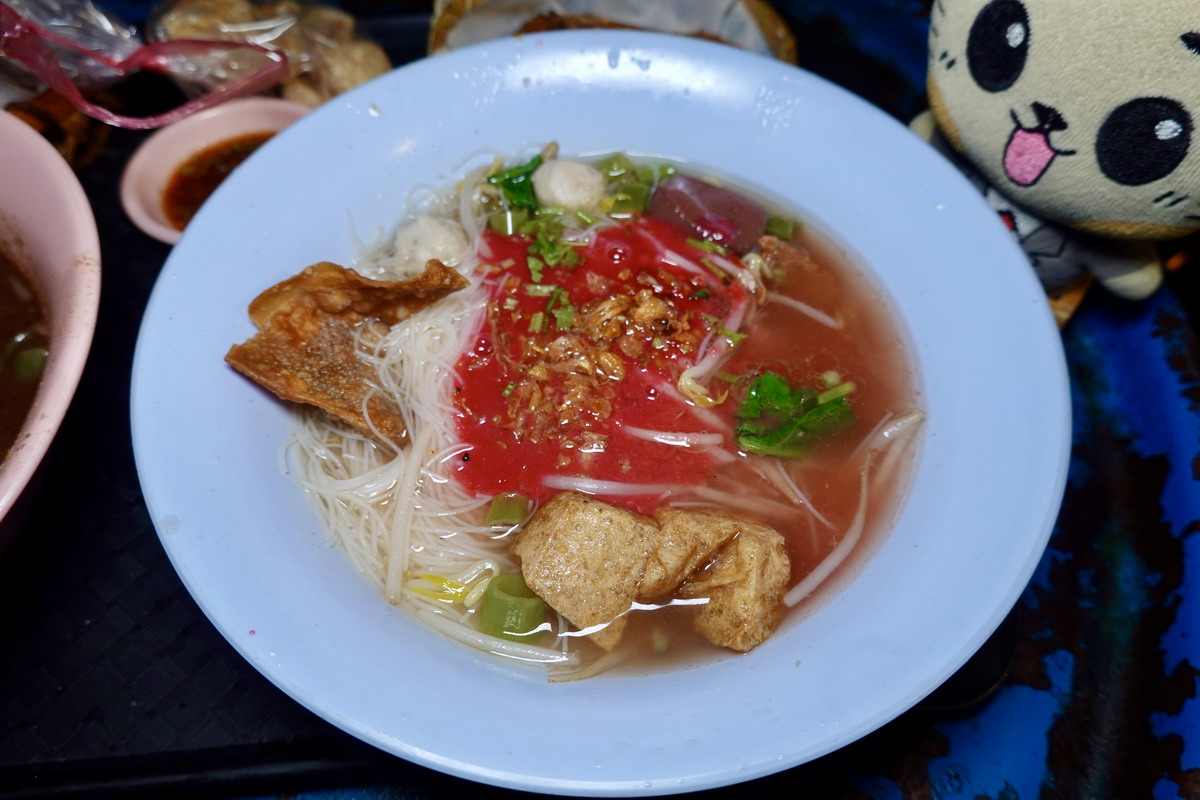 【台北劍潭站美食】哈哈囉55泰式船麵米粉湯 2026：一秒到泰國！年輕人大排長龍，充滿泰式風情的小吃店，液態豬血吃起來 7389