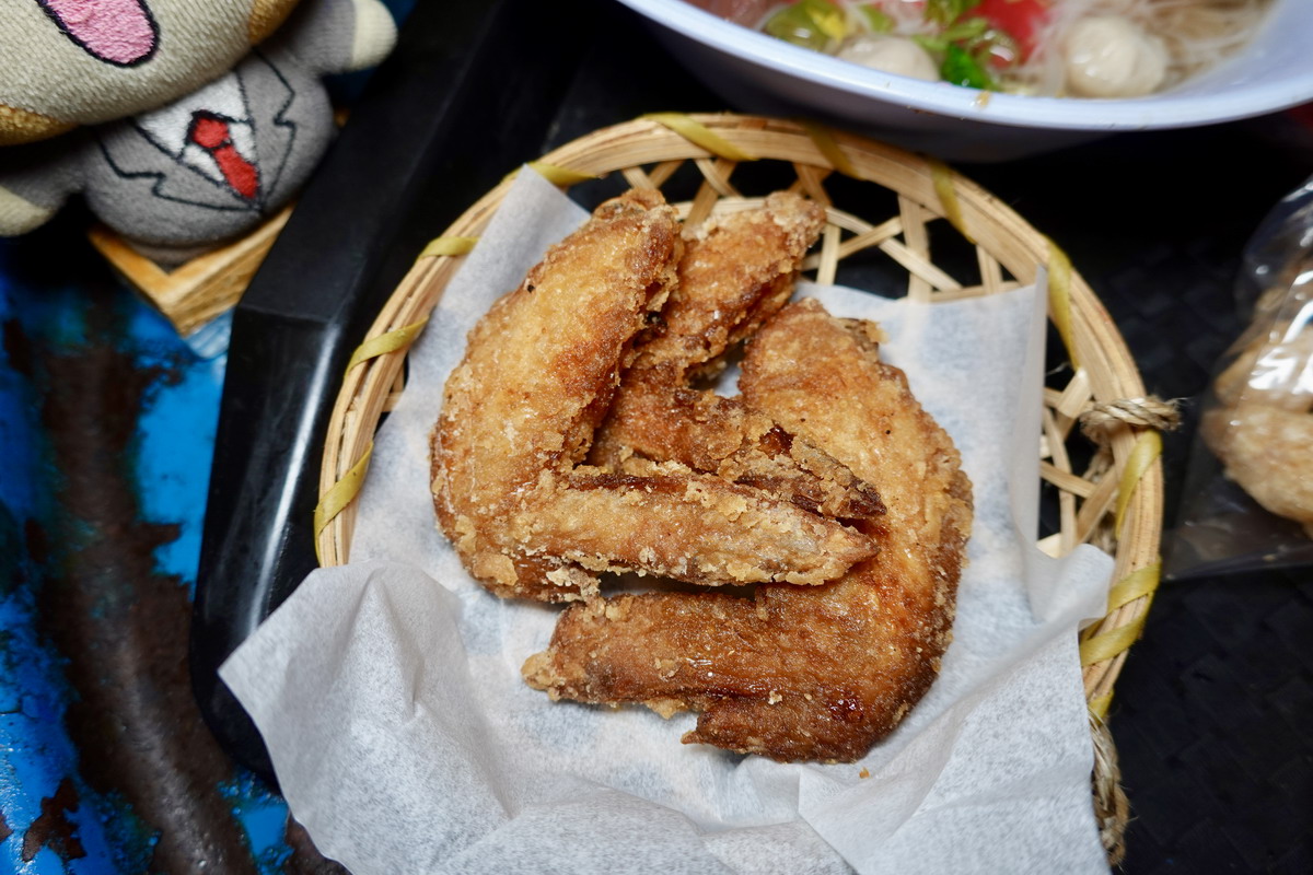 【台北劍潭站美食】哈哈囉55泰式船麵米粉湯 2026：一秒到泰國！年輕人大排長龍，充滿泰式風情的小吃店，液態豬血吃起來 7389