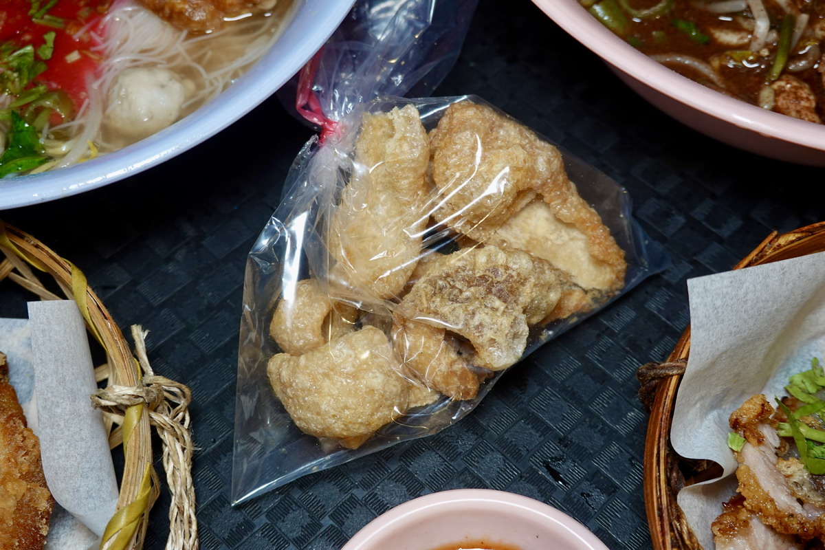 【台北劍潭站美食】哈哈囉55泰式船麵米粉湯 2026：一秒到泰國！年輕人大排長龍，充滿泰式風情的小吃店，液態豬血吃起來 7389