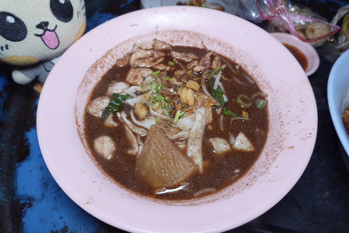 【台北劍潭站美食】哈哈囉55泰式船麵米粉湯 2026：一秒到泰國！年輕人大排長龍，充滿泰式風情的小吃店，液態豬血吃起來 7389