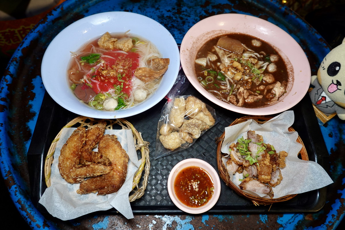 【台北劍潭站美食】哈哈囉55泰式船麵米粉湯 2026：一秒到泰國！年輕人大排長龍，充滿泰式風情的小吃店，液態豬血吃起來 7389