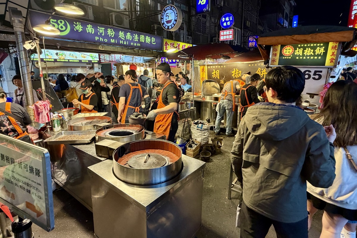 【台北松山站美食】福州世祖胡椒餅 2026:饒河街夜市排隊名物,「輝達」黃仁勳吃的就是這家胡椒餅 7397 【台北松山站美食】福州世祖胡椒餅 2026:饒河街夜市排隊名物,「輝達」黃仁勳吃的就是這家胡椒餅 7397