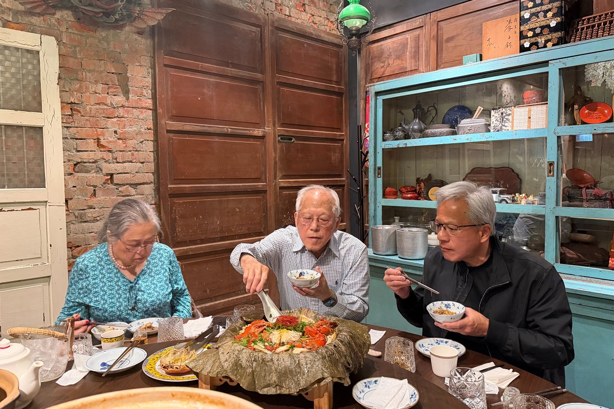 網站近期文章：【台北民權西路站美食】春韭晴光店 2026：「輝達」黃仁勳也是座上賓！濃醇黃金雞湯回味無窮，復古懷舊裝潢台菜私廚餐廳 7398