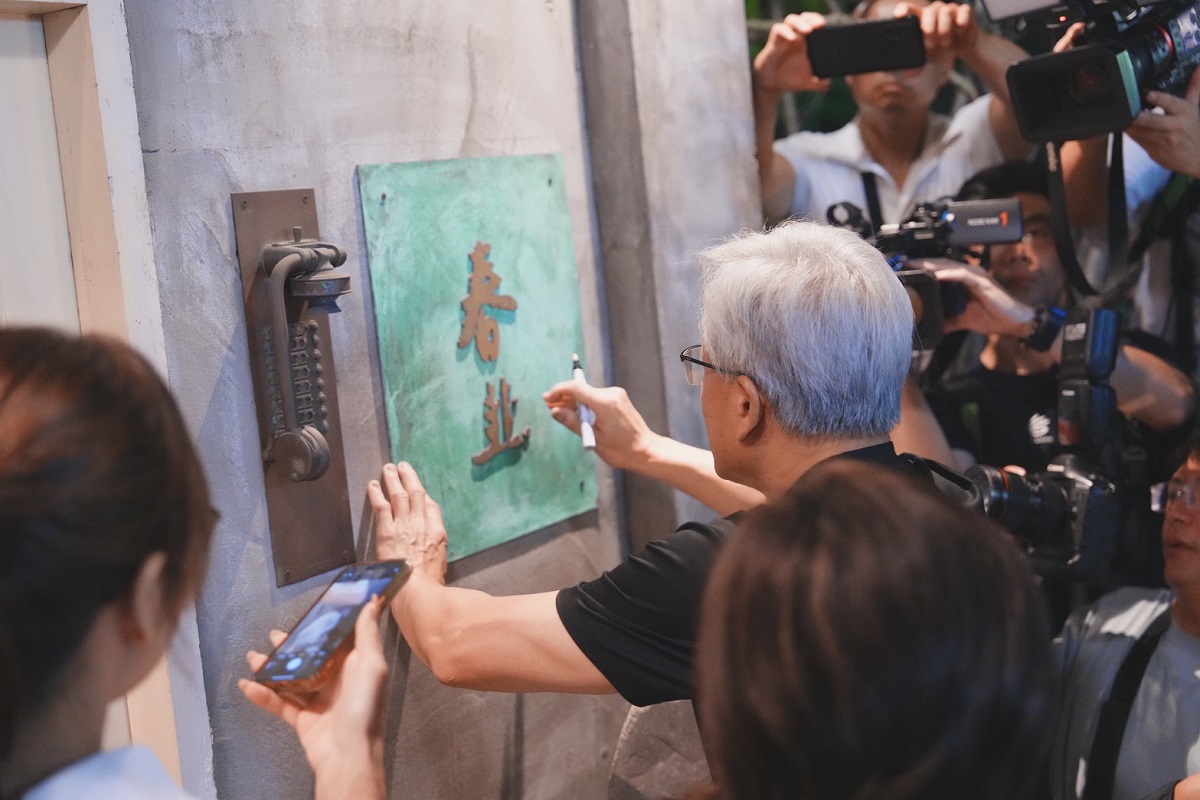 【台北民權西路站美食】春韭晴光店 2026：「輝達」黃仁勳去了三次！濃醇黃金雞湯回味無窮，復古懷舊裝潢私廚餐廳 7398