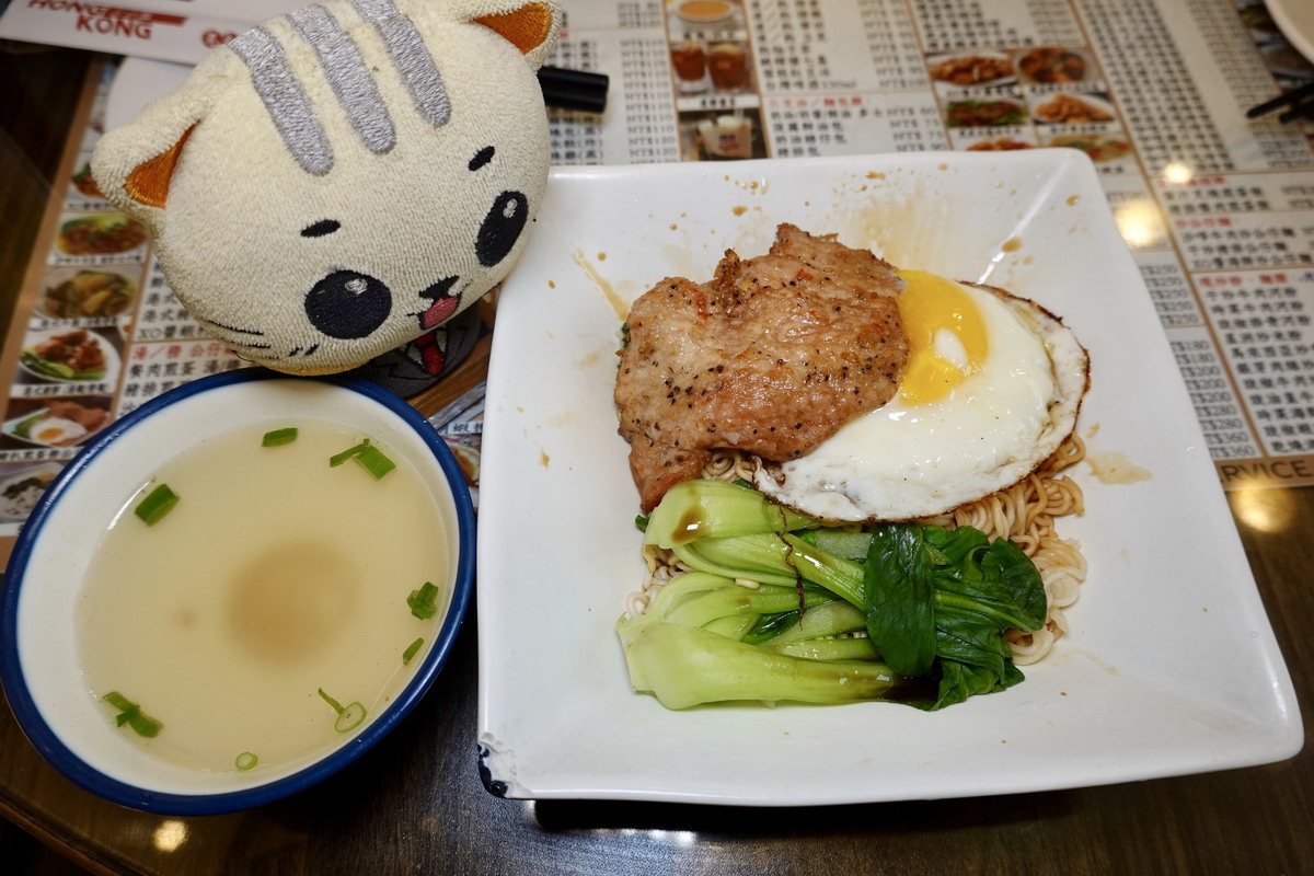 【台北南京復興站美食】香港茶水攤 2026:猴塞雷啊!老牌茶餐廳菜色選擇超多,港式雲呑必點,附近商圈上班族必收 7407 【台北南京復興站美食】香港茶水攤 2026:猴塞雷啊!老牌茶餐廳菜色選擇超多,港式雲呑必點,附近商圈上班族必收 7407