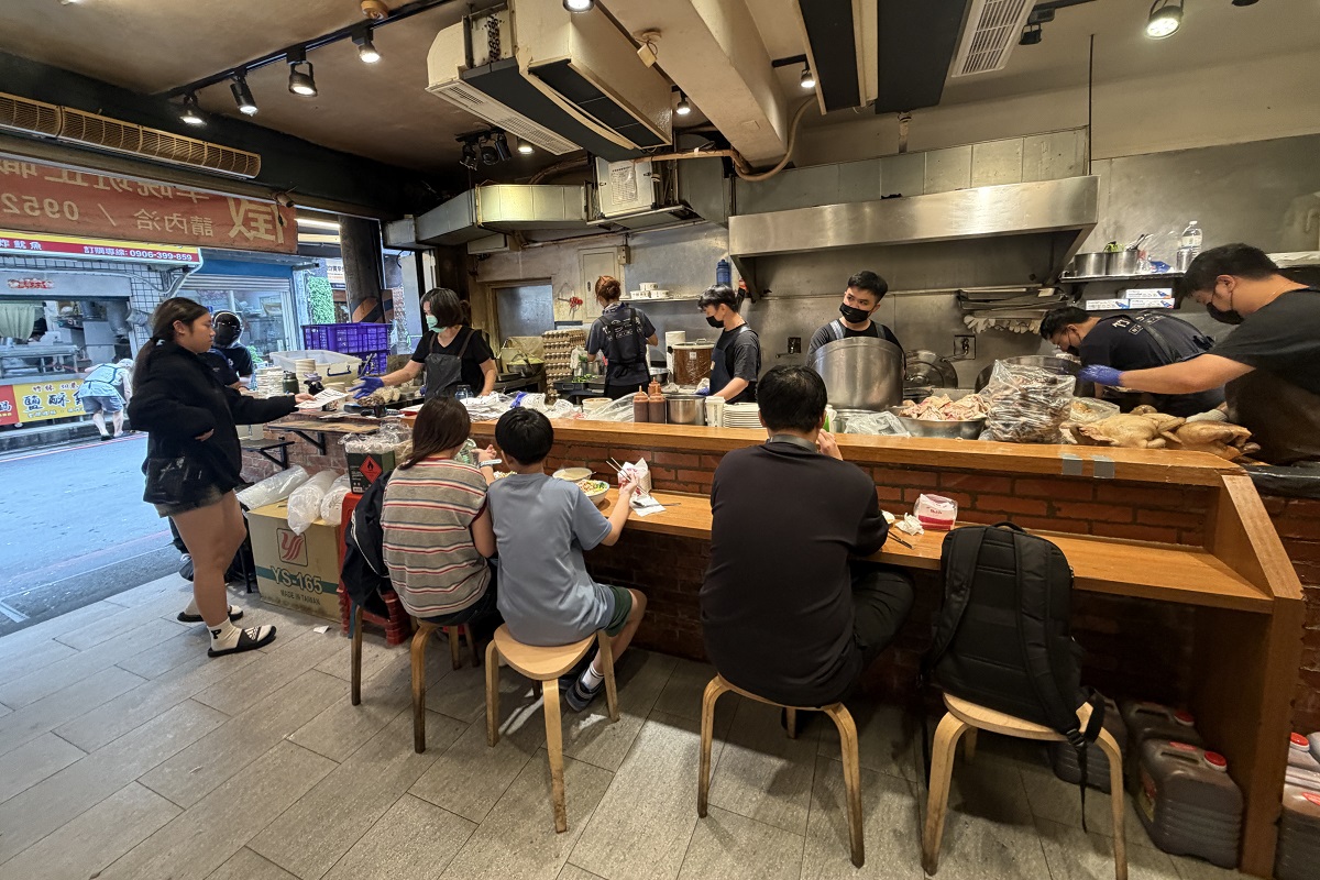 【新北永和美食】竹林雞肉永和總店 2026:日理萬雞!米其林入選雞肉飯,雞肉軟嫩香甜還很平價,老滷雞爪凍意外的好吃不要錯過 7415 【新北永和美食】竹林雞肉永和總店 2026:日理萬雞!米其林入選雞肉飯,雞肉軟嫩香甜還很平價,老滷雞爪凍意外的好吃不要錯過 7415