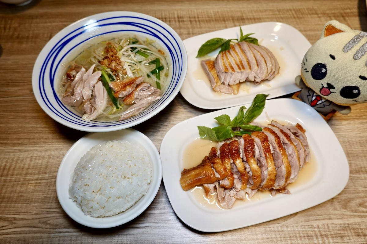 網站近期文章：【新北新店市公所站美食】碧潭橋頭鵝肉 2026：米其林新入選，飄香超過30年的碧潭老字號在地美食，鵝肉鮮美，公告營業到下午3點只是參考用的，往往提早賣光光 7422