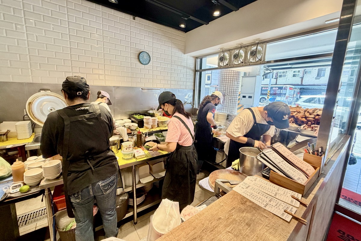 【新北新店市公所站美食】碧潭橋頭鵝肉 2026:米其林新入選,飄香超過30年的碧潭老字號在地美食,鵝肉鮮美,公告營業到下午3點只是參考用的,往往提早賣光光 7422 【新北新店市公所站美食】碧潭橋頭鵝肉 2026:米其林新入選,飄香超過30年的碧潭老字號在地美食,鵝肉鮮美,公告營業到下午3點只是參考用的,往往提早賣光光 7422