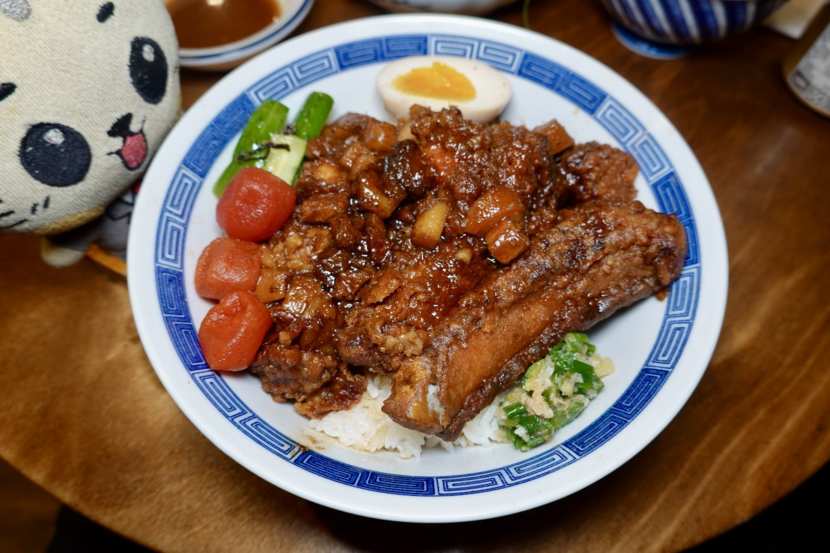 網站近期文章：【台北世貿站美食】開囍滷肉飯專賣店 Opensmile 2026：洋派創新的台灣滷肉飯與滷排骨飯，米其林入選 7423