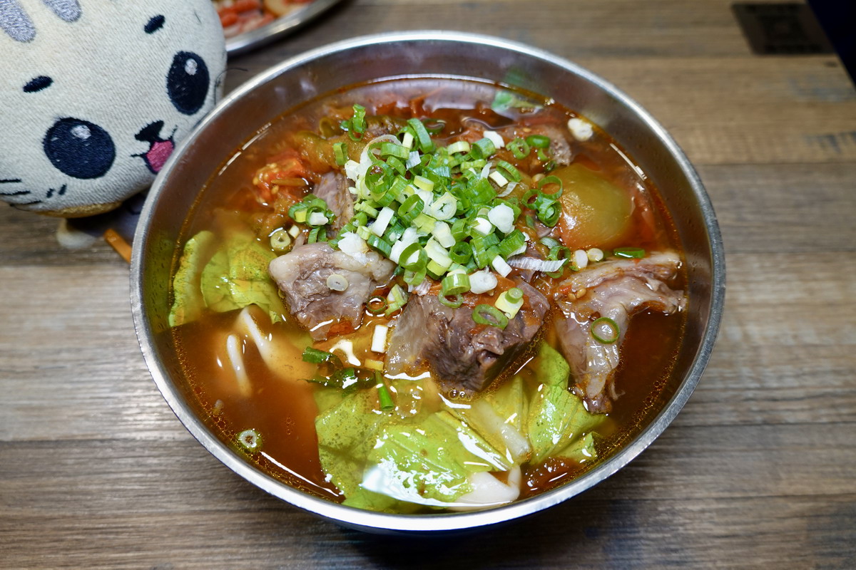 【台北劍潭站美食】王艇長酢醬麵 2026：粗獷豪邁的老兵風味麵店，每天排隊超人氣，酢醬麵控必吃，滷味不要錯過 7426