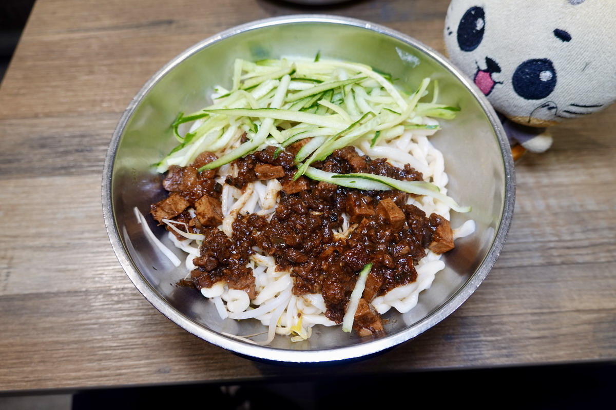 【台北劍潭站美食】王艇長酢醬麵 2026：粗獷豪邁的老兵風味麵店，每天排隊超人氣，酢醬麵控必吃，滷味不要錯過 7426